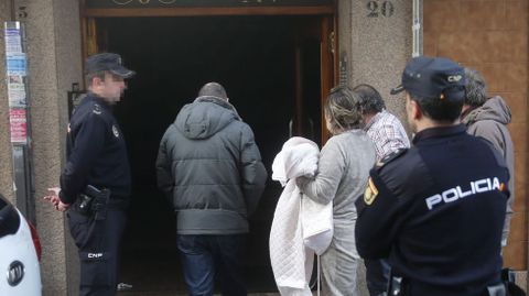  Vista del portal en el que ocurri� el incendio de un edificio en la localidad de El Berr�n