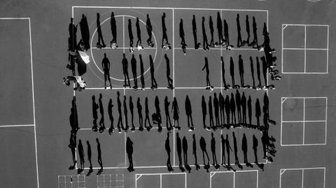 Imagen de los estudiantes en una escuela en el condado de El Dorado, California, hecha por un drone. 