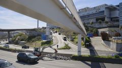 Las m�quinas, esta tarde demoliendo la mediana de la avenida de A Pasaxe (AC-12) para permitir el cambio de sentido durante el corte para tirar el �escal�xtric� del Chuac