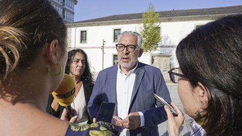 El socialista Miguel Fern�ndez este lunes delante del Cuartel de San Fernando