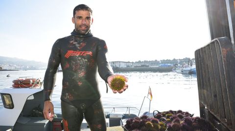 Bruno Prez, uno de los mariscadores que sali esta semana a recoger erizo al abrir la campaa de equinodermos en la ra de Pontevedra