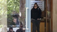 Una de las hijas del expresidente Zapatero a su salida de la sede de su empresa tras el registro efectuado por la UCO el pasado 19 de mayo