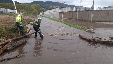 El arroyo Marin se desbord en O Barco cerca del campo de ftbol de Calabagueiros