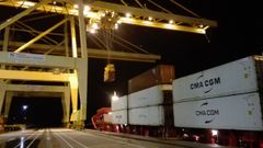 Llegada del primer portacontenedores al muelle exterior en junio del a�o pasado