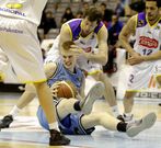 Schaftenaar, con el bal�n ante el Palencia en el Pazo.