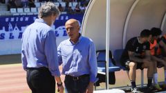 Juan Seor, entrenador del Pontevedra Cf, charla con Pablo Alfaro, tcnico del San Fernando, antes del partido