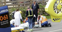 El traslado del herido desde la ambulancia del 061 al helic�ptero que lo llevar�a posteriormente al Chuac se realiz� con sumo cuidado debido al delicado estado de salud del operario accidentado.