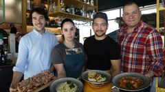 Algunos de los camareros de La Galleguita, junto a Roberto (a la derecha), con varias de las pastas que han aadido a su carta