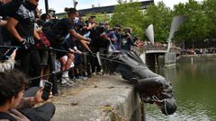 Manifestantes tiran la estatua del esclavista Edward Colston en Bristol, durante las protestas del movimiento Black Lives Matter en junio