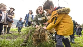 Alumnos del CRA de Vilaboa, en una acci&oacute;n conjunta el curso pasado con Vaipolor&iacute;o dentro del programa Voz Natura