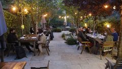 La ampliaci�n de horarios en la hosteler�a y el fin de los cierres perimetrales ha permitido una recuperaci�n del empleo en abril en el �rea de Santiago