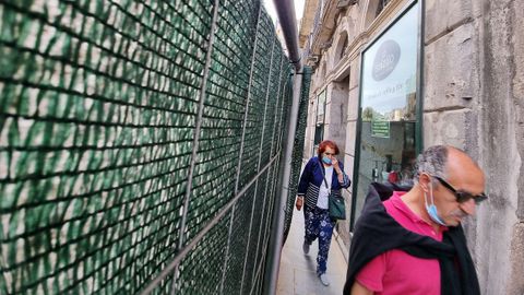 Senda peatonal en la calle Elduayen.