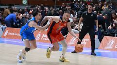 Dino Radoncic entrando a canasta ante la presi�n de un defensa del Estudiantes