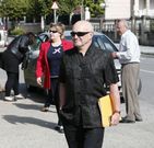 Caama�o y su mujer, detr�s, declaron en mayo en el juzgado. 