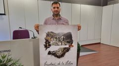 El director del documental, con el cartel 