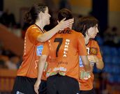 Bea, Peque y Maite celebran un gol.