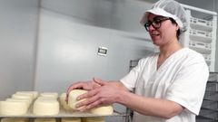 Mar�a Veiga, trabajando en la queser�a, situada en la parroquia de Labrada 