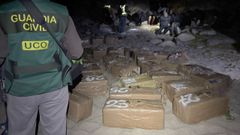 La amplia operaci�n llevada a cabo este lunes en la playa de Arnela, Mux�a, se sald� con 26 detenidos y el decomiso de 1.617 kilos de coca�na.
