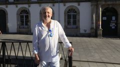 Jos� Carlos Ulloa, diante do colexio Franciscanos de Lugo