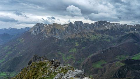 Vistas durante la ruta de Tuiza Riba hasta el Picu Castiellu