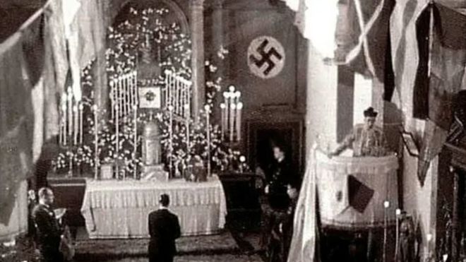 Misa en la iglesia de San Paio de Sabugueira, en Lavacolla, en 1937