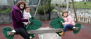 Sandra Requejo con sus hijas Xiana, de nueve meses, y Ainara, de cuatro a�os, en el parque infantil de A Veiga. 