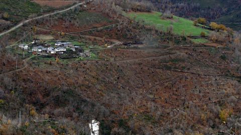 La aldea do Vilar, en Folgoso do Courel, tras los incendios del 2022