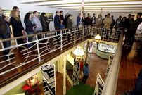 Numeroso p�blico se acerc� ayer a la tienda.