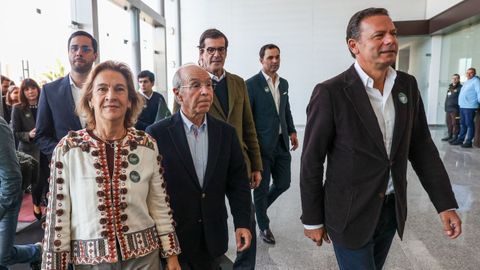 El candidato presidencial Luis Marques Mendes (centro) acompa�ado por su esposa Sofia Marques Mendes (segunda por la derecha), el presidente del PSD Luis Montenegro (primero por la derecha) y el representante nacional Rui Moreira (tercero por la derecha) asisten a un almuerzo con seguidores en Batalha, Portugal, el 4 de enero del 2026.