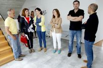 El alcalde noi�s (primero por la izquierda) recibi� a Susana Rodr�guez (segunda) a su llegada al acto. 