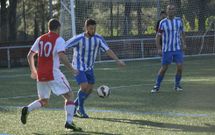 Luis Roget, al fondo a la derecha con el brazalete de capit�n, en un partido de la pasada temporada en el campo del Lira. Controla el bal�n su hermano F�lix ante un rival carnotano. 