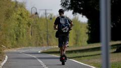 Imagen de archivo de un usuario de un patinete en una zona donde s� est�n permitidos