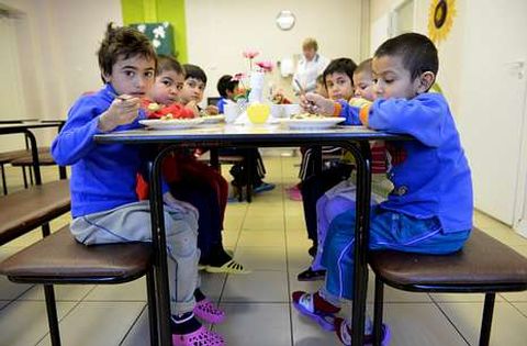 Un grupo de niños rusos durante la comida en un centro de tránsito para menores en San Petersburgo.
