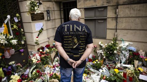 Homenaje popular a Tina Turner en la entrada de su casa en Suiza