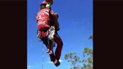 Un bombero rescata con el helic�ptero a un ni�o