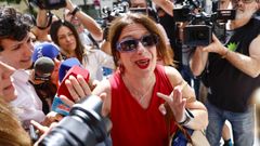 La militante socialista Leire D�ez a su llegada  a la sede del PSOE en la calle Ferraz de Madrid.