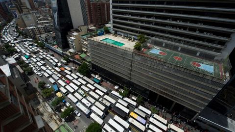 Colapso en Caracas. La protesta masiva de conductores de autobuses bloque� el tr�fico de la capital. 