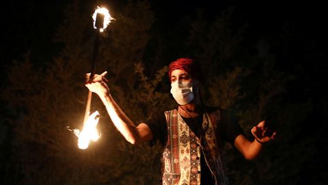 Un hombre juega con fuego en una carroza festiva del Ramadn en Israel