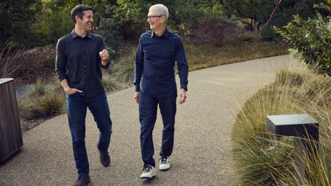 El nuevo CEO de Apple, John Ternus, junto a Tim Cook