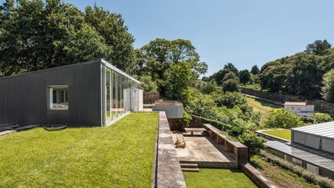 CASAS DO SARELA. El complejo tur�stico de lujo abierto el pasado a�o en las orillas del Sarela fue el sue�o de Jos� Otero Pombo, que inici� hace cinco lustros la rehabilitaci�n de una curtidor�a del siglo XVIII. El veterano promotor, que de nuevo iba de la mano del arquitecto V�ctor L�pez Cotelo, vendi� la propiedad y la gesti�n del recinto a la familia Penas (Santiago Sur), que remat� y activ� el proyecto.