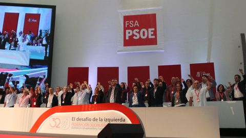 La nueva Ejecutiva de la FSA canta �La Internacional� como cierre del 32 Congreso