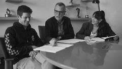 Miguel Bernardeau, Eduard Cort�s y Aitana Oca�a durante una lectura de guion de la serie