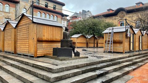 Varias de las casetas del mercadillo navideo de Oviedo.