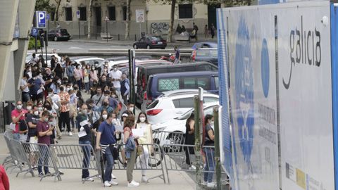 Colas para el test de antígenos, el pasado sábado, en la explanada de Riazor