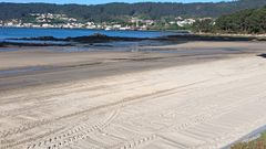 Los operarios limpiaron la playa de Bro�a, en Outes, para recibir a los primeros ba�istas
