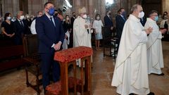 El arzobispo de Oviedo, Jes�s Sanz Montes (c), oficia este martes en la bas�lica de Covadonga una eucarist�a a la que ha asistido el presidente del Principado, Adri�n Barb�n (izda), el del parlamento regional, Marcelino Marcos L�ndez, y la delegada del Gobierno, Delia Losa, entre otros