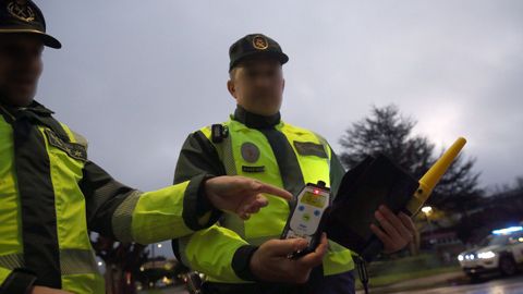 Imagen de un control de alcohol de la Guardia Civil en Ribeira, en donde se reforzar la vigilancia por las fiestas.