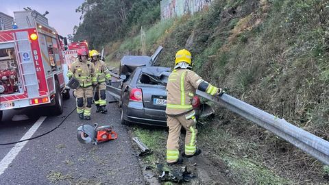 Los bomberos tuvieron que cortar el coche para que pudiera ser retirado de la v�a.