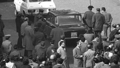 El teniente coronel de la Guardia Civil Tejero Molina (a la derecha del autom�vil) tras abandonar el Congreso de los Diputados el 23 de febrero de 1981.