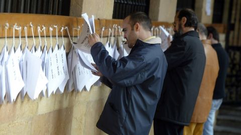 Un ciudadanos consultando el censo electoral